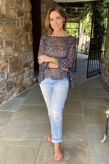 Lisa Robertson feet photo thumbnail