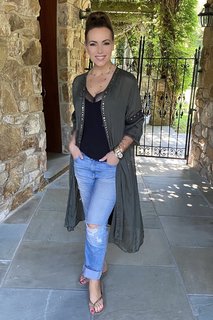 Lisa Robertson feet photo thumbnail