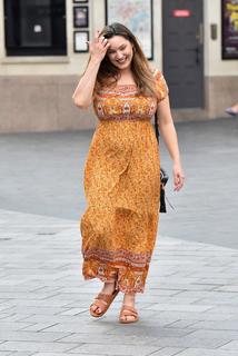 Kelly Brook feet photo thumbnail