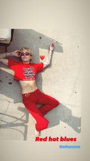 Miley Cyrus feet photo thumbnail