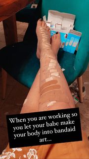 Tori Spelling feet photo thumbnail