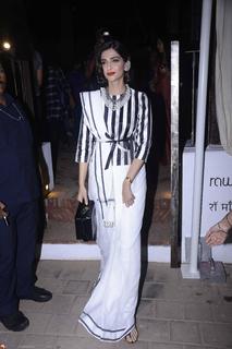 Sonam Kapoor feet photo thumbnail