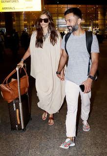 Sonam Kapoor feet photo thumbnail
