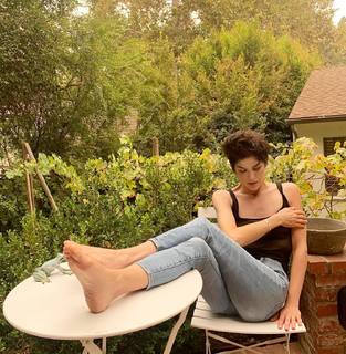 Selma Blair feet photo thumbnail