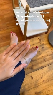 Duygu Özaslan feet photo thumbnail
