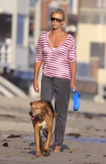 Charlize Theron feet photo thumbnail