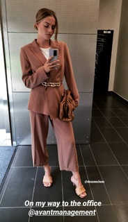 Karolina Pisarek feet photo thumbnail