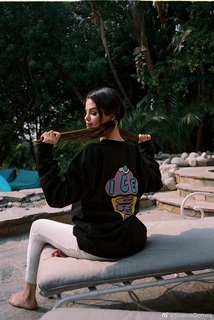 Selena Gomez feet photo thumbnail