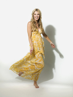 Delta Goodrem feet photo thumbnail
