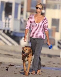 Charlize Theron feet photo thumbnail