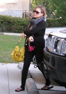 Hilary Duff feet photo thumbnail