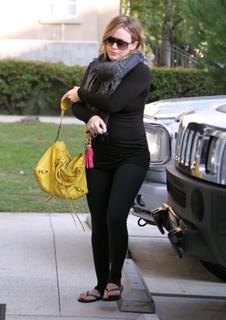 Hilary Duff feet photo thumbnail
