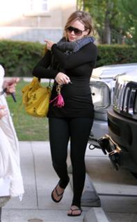 Hilary Duff feet photo thumbnail