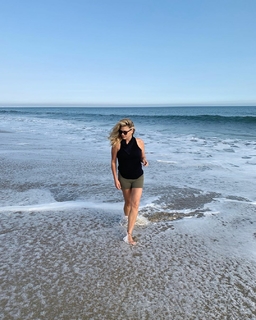 Daisy Fuentes feet photo thumbnail