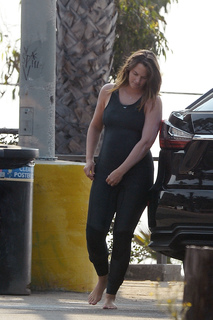 Leighton Meester feet photo thumbnail