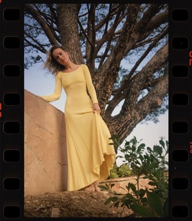 Brie Larson feet photo thumbnail