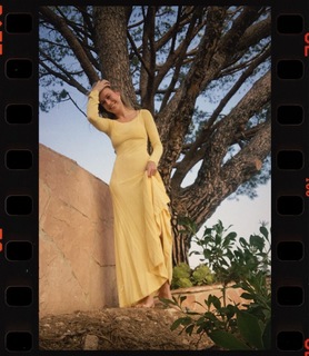 Brie Larson feet photo thumbnail