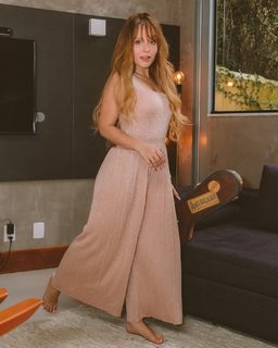 Larissa Manoela feet photo thumbnail