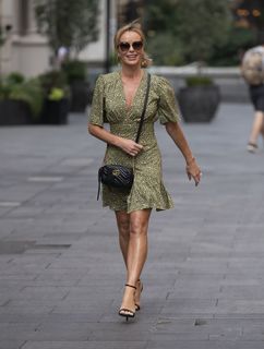 Amanda Holden feet photo thumbnail