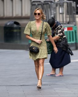 Amanda Holden feet photo thumbnail