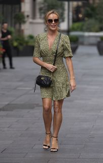 Amanda Holden feet photo thumbnail