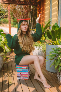 Larissa Manoela feet photo thumbnail