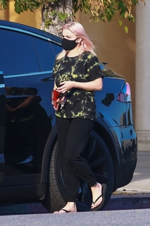 Ariel Winter feet photo thumbnail