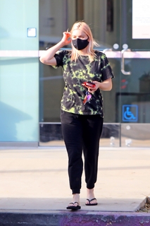 Ariel Winter feet photo thumbnail