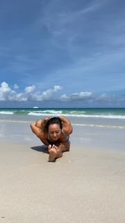 Kino MacGregor feet photo thumbnail