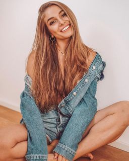 Lola Weippert feet photo thumbnail