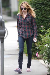 Emma Roberts feet photo thumbnail