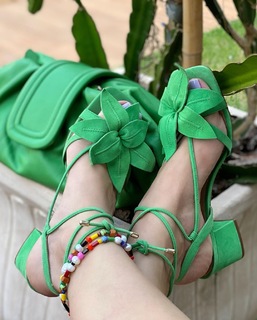 Cláudia Citroni feet photo thumbnail