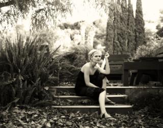 Kirsten Dunst feet photo thumbnail