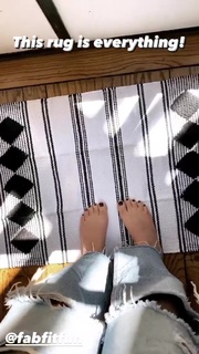 Tori Spelling feet photo thumbnail