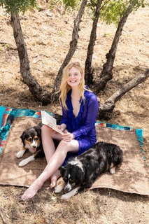 Elle Fanning feet photo thumbnail
