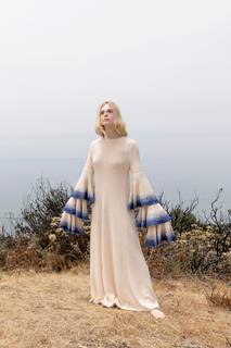 Elle Fanning feet photo thumbnail
