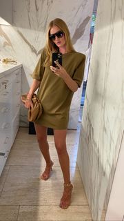 Rosie Huntington-Whiteley feet photo thumbnail