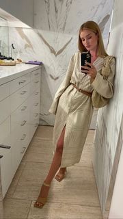 Rosie Huntington-Whiteley feet photo thumbnail