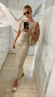 Rosie Huntington-Whiteley feet photo thumbnail