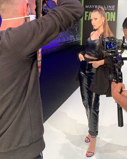 Duygu Özaslan feet photo thumbnail