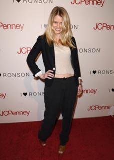 Alice Eve feet photo thumbnail