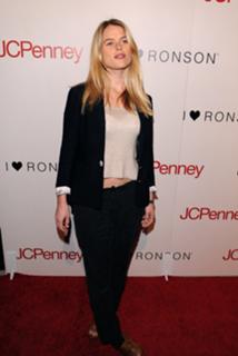 Alice Eve feet photo thumbnail