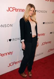Alice Eve feet photo thumbnail