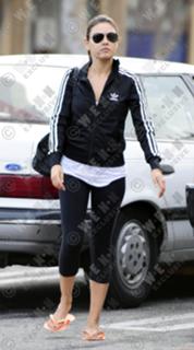 Mila Kunis feet photo thumbnail