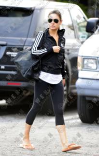 Mila Kunis feet photo thumbnail