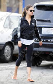 Mila Kunis feet photo thumbnail