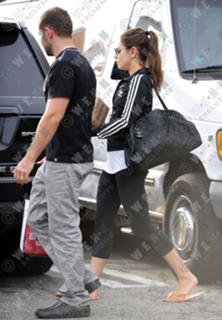 Mila Kunis feet photo thumbnail