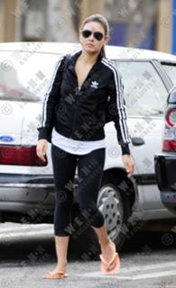 Mila Kunis feet photo thumbnail