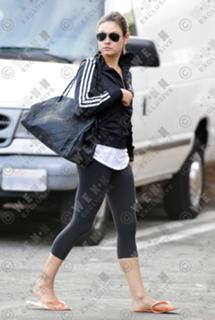 Mila Kunis feet photo thumbnail