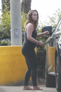 Leighton Meester feet photo thumbnail